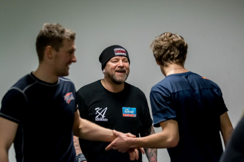 Fredrik Brenna-Lund er strålende fornøyd med den fysiske innsatsen til samtlige bilsportutøvere på Team Norway. Her med Andreas Bakkerud og Dennis Hauger i front. (Foto: Simen Næss Hagen)