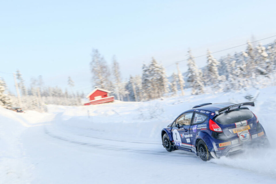 Regjerende norgesmester Anders Grøndal kommer sammen med flere biler i den øverste klassen. (Foto: Simen Næss Hagen)