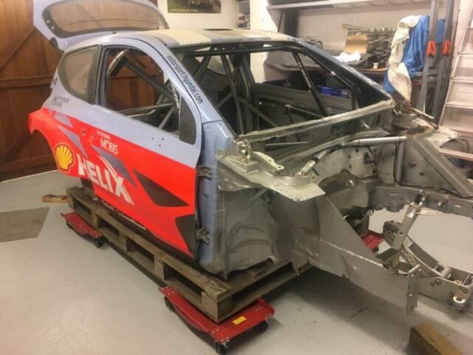 Her står skallet til restaurering til WRC-bilen som Erik Engen skal få senere i år. (Foto: Privat)
