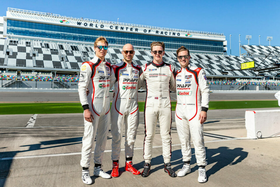 Dennis Olsen (andre fra høyre) sammen med teamkollegene Zacharie Robichon, Lars Kern og Scott Hargrove foran ett av verdens største bilsportanlegg. (Foto: PFAFF Motorsport/Lenssen Photo)