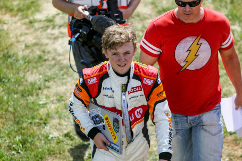 Oliver Solberg er en ung og bestemt herremann med mye følelser innabords. Her på vei inn til juryrommet i Arvika for å legge fram bevis mot en avgjørelse han har fått mot seg. Med kameraet på slep, selvfølgelig. (Foto: Simen Næss Hagen)