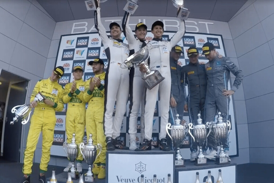 Dennis Olsen, sammen med lagkameratene Dirk Werner og Matt Campbell på toppen av pallen i Bathurst. (Skjermdump: Bathurst 12h Live Stream)