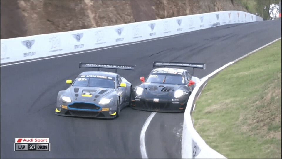 Ni minutter før slutt setter Matt Campbell nådestøtet på Jake Dennis, på ett av de trangeste og skumleste partiene på banen. (Skjermdump: Bathurst 12h Live Stream)
