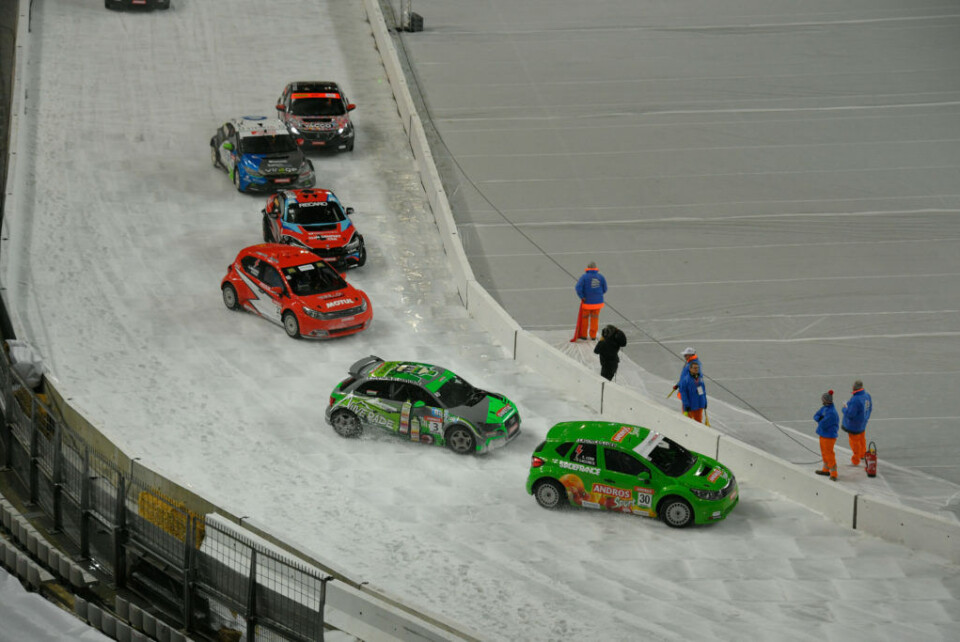 Andreas Bakkerud på tredjeplass, med Sebastien Loeb i føringen, på Stade de France i Paris. (Foto: Bruno Bade)