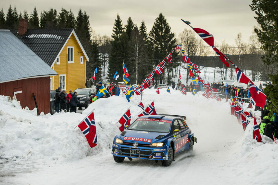 Ole Christian Veiby gjennom flaggborgen på Röjden-etappen, også kjent som Løvhaugen for nordmenn. (Foto: Benjamin A. Ward / Parc Fermé)