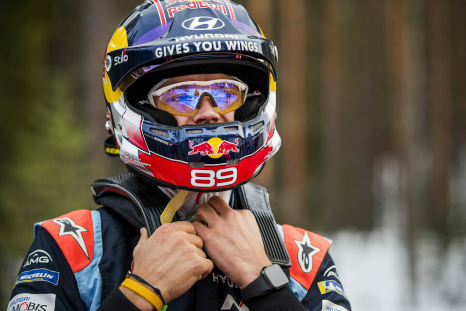 Andreas Mikkelsen gjør seg klar for Svullrya-etappen andre gang fredag ettermiddag. (Foto: Benjamin A. Ward / Parc Fermé)