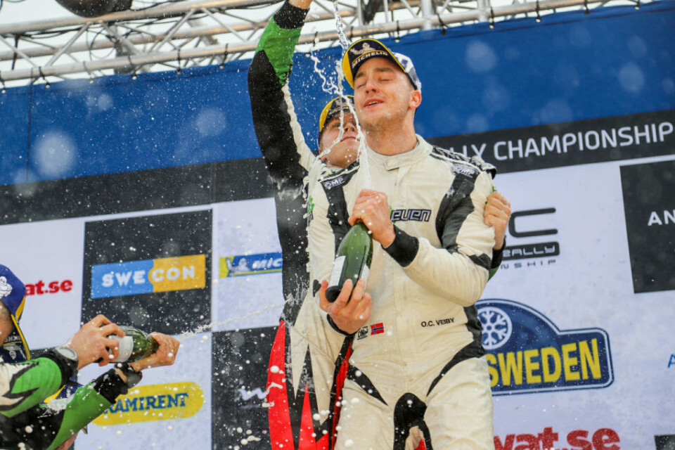 Ole Christian Veiby kunne sprette sjampisen på seierspallen i Torsby etter sin andre WRC 2-seier i karrieren. (Foto: Simen Næss Hagen)