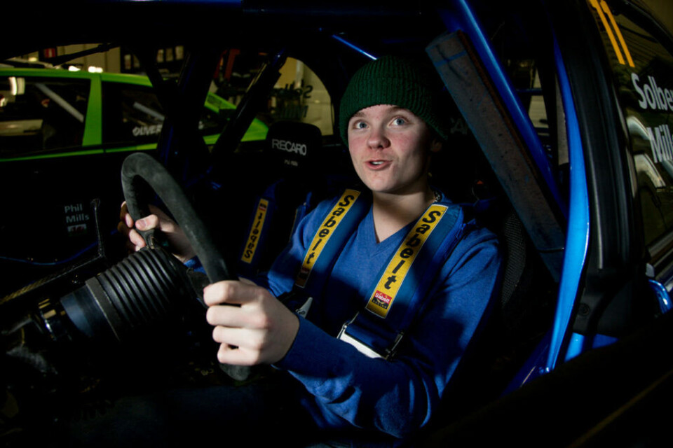 Oliver Solberg, her i verkstedet i Torsby hvor han har satt seg godt til rette i pappa Petters vinnerbil fra Wales i 2002. (Foto: Simen Næss Hagen / Parc Fermé)