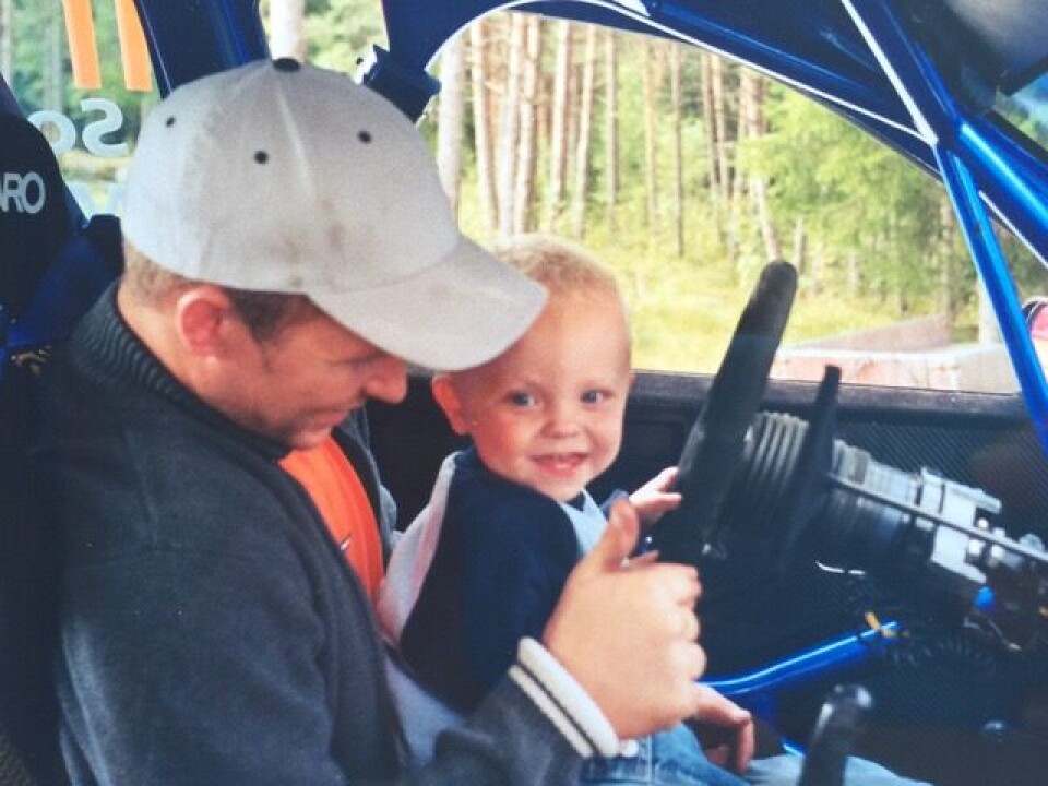 Oliver på pappa Petters fang i hans Subaru Impreza WRC, samme bil som Solberg nå har stående på verkstedet i Torsby. (Foto: Privat)