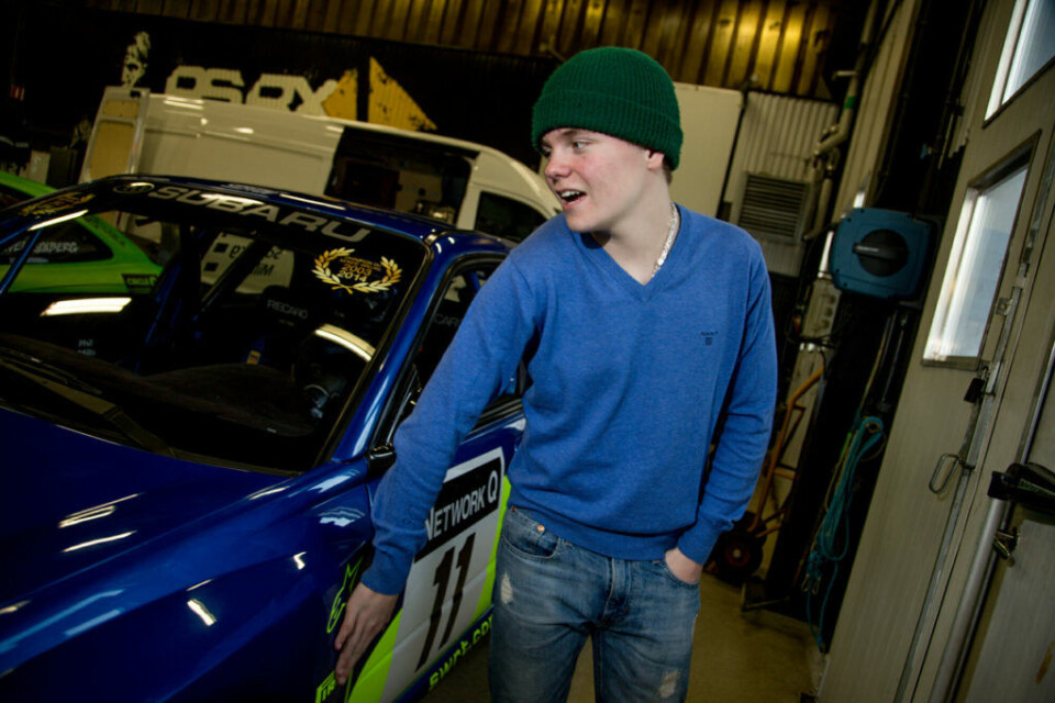Oliver Solberg, sammen med bilen Petter vant med for første gang i VM, under Rally Wales 2002. Nå står den i verkstedet i Torsby etter at Solberg fikk den i gave fra Subaru den gang. (Foto: Simen Næss Hagen)