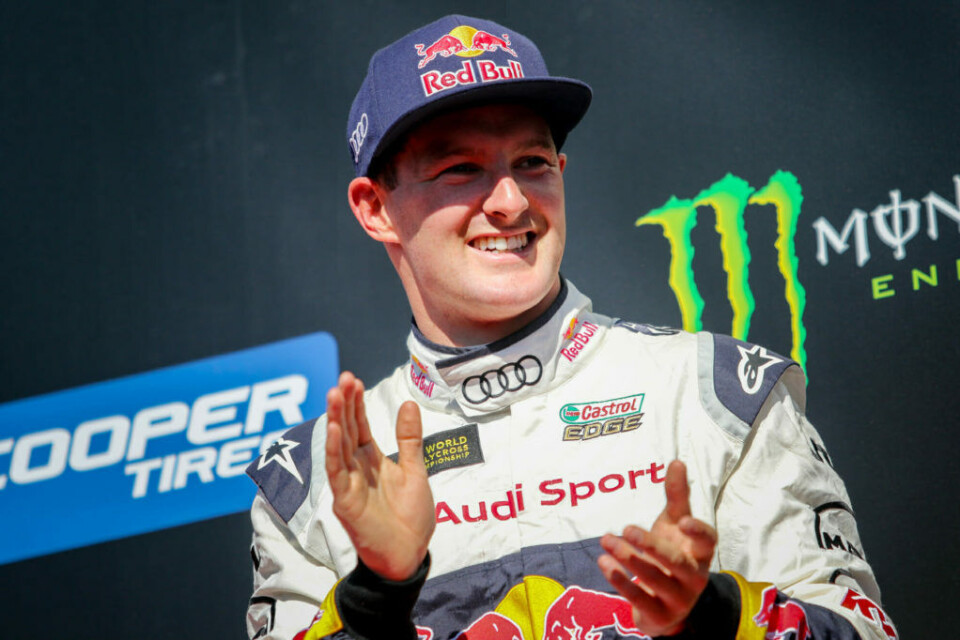 Andreas Bakkerud på pallen i Frankrike i fjor. Nordmannen var svært nærme å ta sin første seier i en Audi, men måtte se verdensmester Johan Kristoffersson passere ham ut av alternativsporet i nest siste sving. (Foto: Simen Næss Hagen)