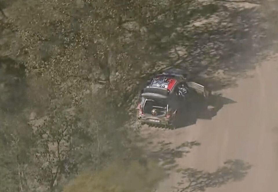 Her er Andreas Mikkelsen og Anders Jæger-Amland tvunget til å haste inn håndkledet atter en gang, og attpåtil fra en ledelse og tett kamp mot Sebastien Ogier om tetstriden i løpet. (Skjermdump: WRC All Live)
