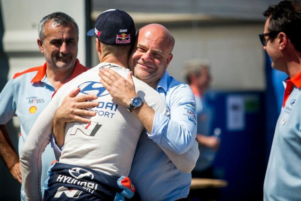 Teamsjef Andrea Adamo gir Dani Sordo en klem i forbindelse med Rally Mexico. (Foto: Hyundai Motorsport GmbH)