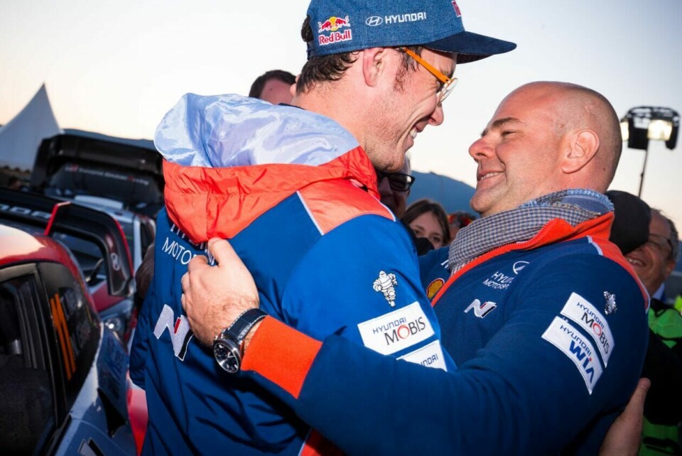Thierry Neuville og teamsjef Andrea Adamo kunne juble for årets første seier etter sterk kjøring lørdag og en god porsjon flaks søndag. (Foto: Hyundai Motorsport GmbH)