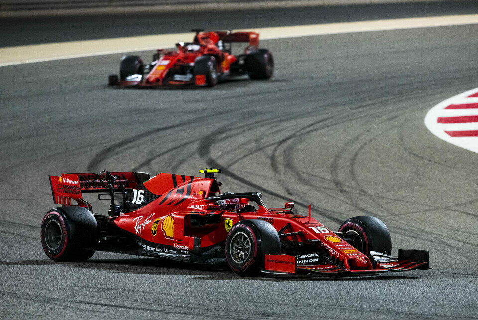 Charles Leclerc foran Sebastian Vettel i Bahrains Grand Prix. (Foto: Ferrari Media)