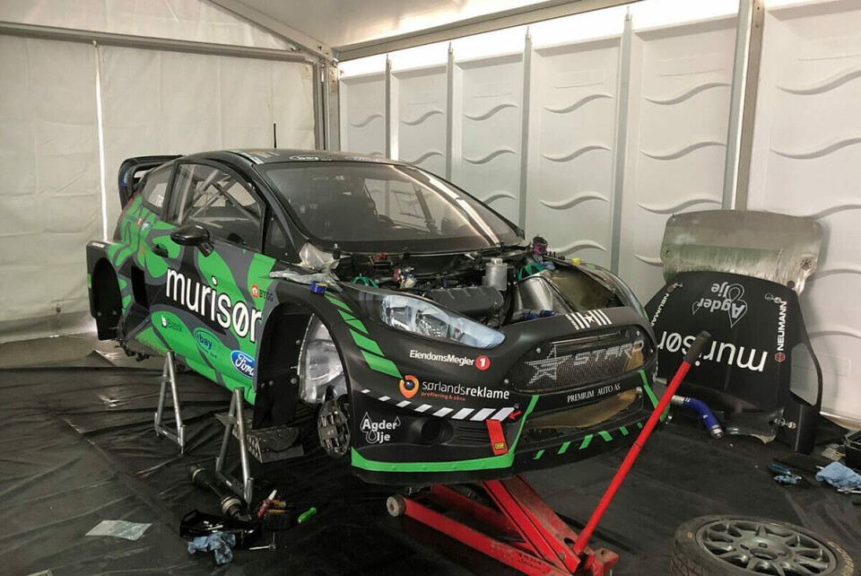 Her står bilen til Pål Try klar i depotet på Yas Marina-anlegget i Abu Dhabi. (Foto: Privat)