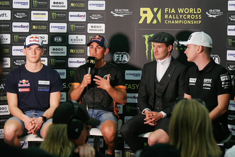 Andreas Bakkerud vet å skille seg ut i mengden for å dyrke en ny profil via teamet. Mens Timmy Hansen, Cyril Raymond og Reinis Nitiss stilte opp i tradisjonelle teamklær på pressekonfarsen, var det dress og sixpence som gjaldt for bergenseren. (Foto: FIAWorldRallycross.com)