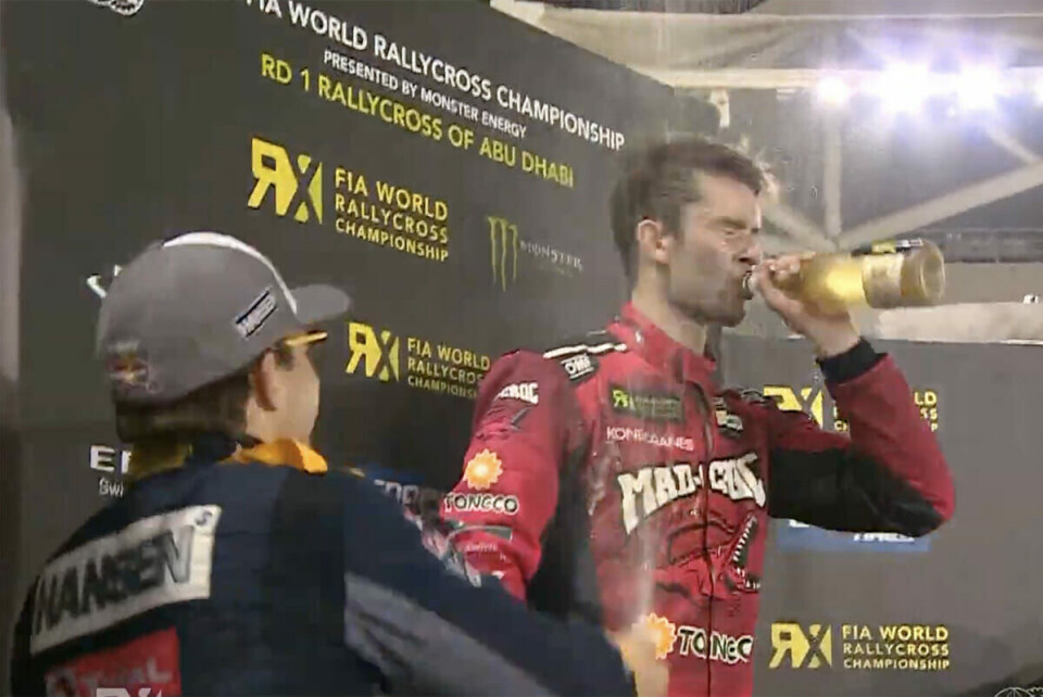 Niclas Grönholm feirer seieren på pallen, her med Kevin Hansen som han kjempet en tett og intens fight med gjennom hele finalen. (Skjermdump: IMG/FIA World Rallycross)