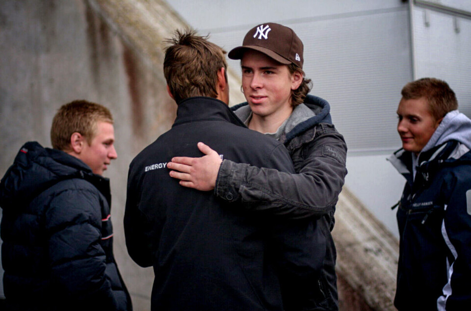 Anders Jæger på plass under Rally Hedemarken for å trøste kameraten Andreas Mikkelsen der han tapte NM-gullet til Mads Østberg. Lite visste de begge at de åtte år senere skulle sitte i samme bil. (Foto: Simen Næss Hagen / Parc Fermé)