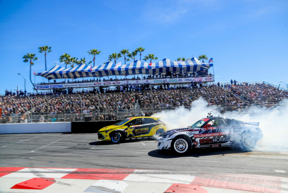 Slik så det ut da Parc Fermé besøkte Fredric Aasbø og sesongåpningen i Formula Drift i Long Beach. Stinn brakke og fullt sirkus - og i følge Aasbø har arrangementet bare vokst seg mer og mer ut med årene.