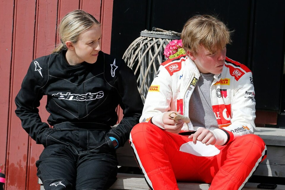 Anniken Storsveen og Oliver Solberg har kjent hverandre hele livet gjennom slektskapet. Da de feriet påsken sammen ble det også bare til at hun skulle få lese med ham på neste test. (Foto: Privat)