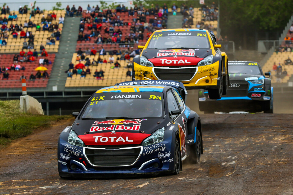 Timmy Hansen, i føringen foran lillebror Kevin og Andreas Bakkerud. (Foto: FIAWorldRallycross.com)