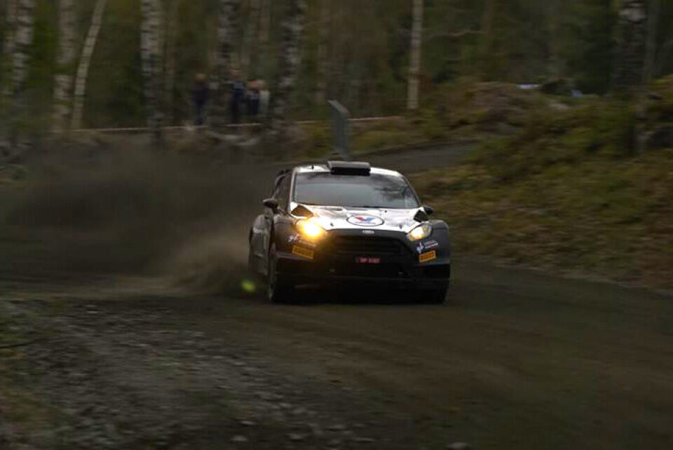 Anders Grøndal i innleid WRC-bil opp bakken ved bob- og akebanen ved Hunderfossen. (Foto: Sondre Sundstuen / Parc Fermé)