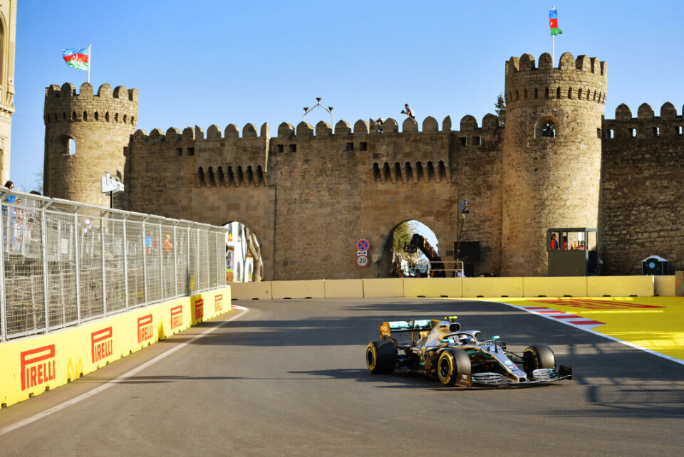 Årets VM-leder i Formel 1, Valtteri Bottas, gjennom gamlebyen av Baku under helgens Aserbajdsjans Grand Prix. (Foto: LAT Images / Mercedes F1)