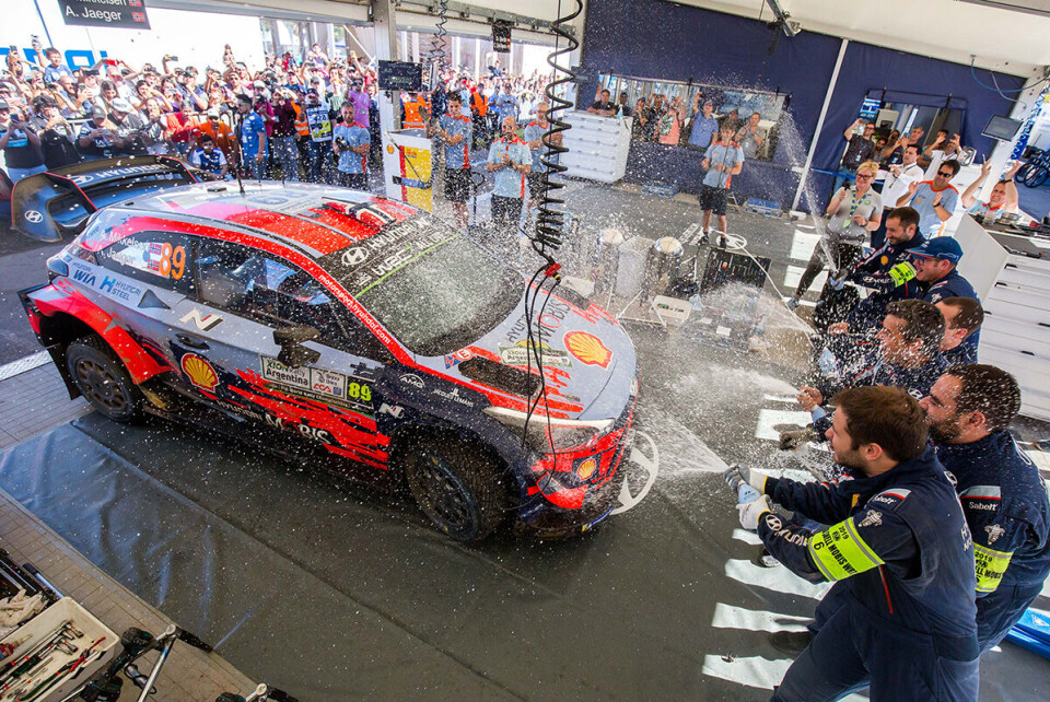 Andreas Mikkelsen og kartleser Anders Jæger-Amland ble hyllet av teamet med champagnesprut for sin andreplass da de ankom serviceplassen igjen. (Foto: Fabien Dufour Worldwide / Hyundai Motorsport GmbH)