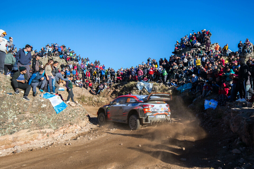 Spektakulære scener med tettpakket publikum på vei opp mot mål på den legendariske El Condor-etappen. (Foto: Fabien Dufour / Hyundai Motorsport GmbH)