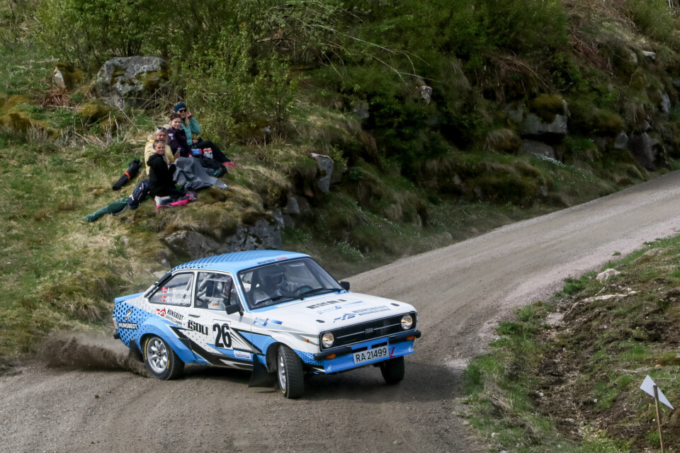 Ludvig og Gunnar Hunsbedt i godt driv på SS2, og spilte også opp publikum med frisk kjøring. (Foto: Simen Næss Hagen / Parc Fermé)