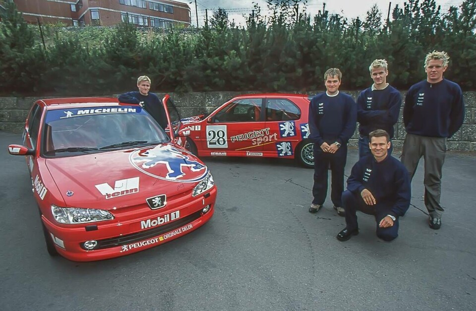 Dette er fra år 2000. Til venstre står Atle Gulbrandsen, som en bilsportinteressert journalist med racing-CV. Til høyre står Thomas Faraas, Marius Erlandsen og Per Christian Mørland - tre av de største racingtalentene i Norge på denne tiden, sammen med daværende Peugeot Sport-sjef, Roger Moen. (Foto: Egil Nordlien)