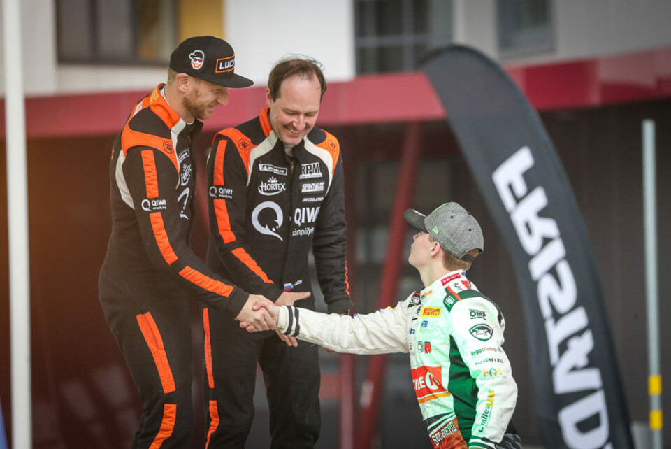 Alexey Lukyanuk gratulerer Oliver Solberg på seierspallen etter løpet. (Foto: Alexandre Guillaumot / DPPI)
