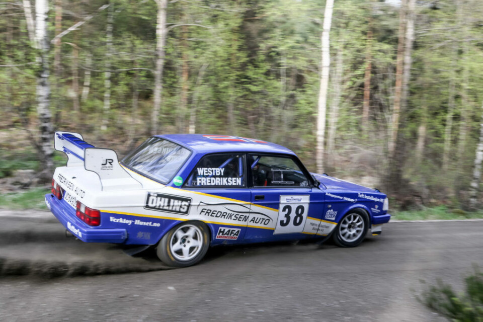 Bakvingen på bilen til Olav Fredriksen er godt gjenkjennbar. Men den er der ikke bare til pynt... (Foto: Simen Næss Hagen / Parc Fermé)