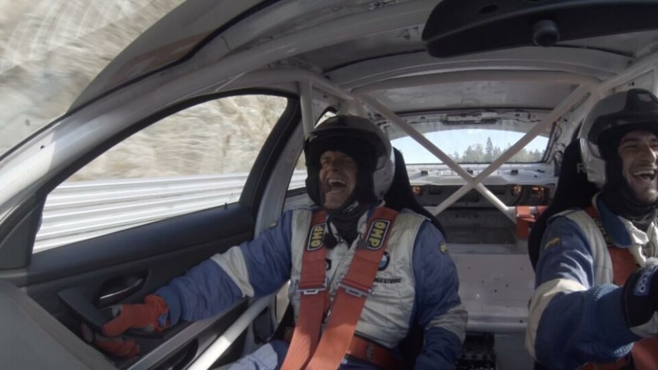 Helt ukjent med kjøredress er ikke Dag Otto Lauritzen. Her fra første sesong av programserien «På tur med Dag Otto», hvor han og Leo Ajkic raser fra seg på Rudskogen. (Foto: TV 2)