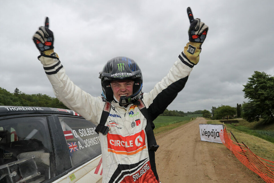 Oliver Solberg jublet over EM-seier i Latvia tidligere i år, men han jublet enda mer før at han nå endelig har tatt førerkortet. (Foto: FIA ERC)