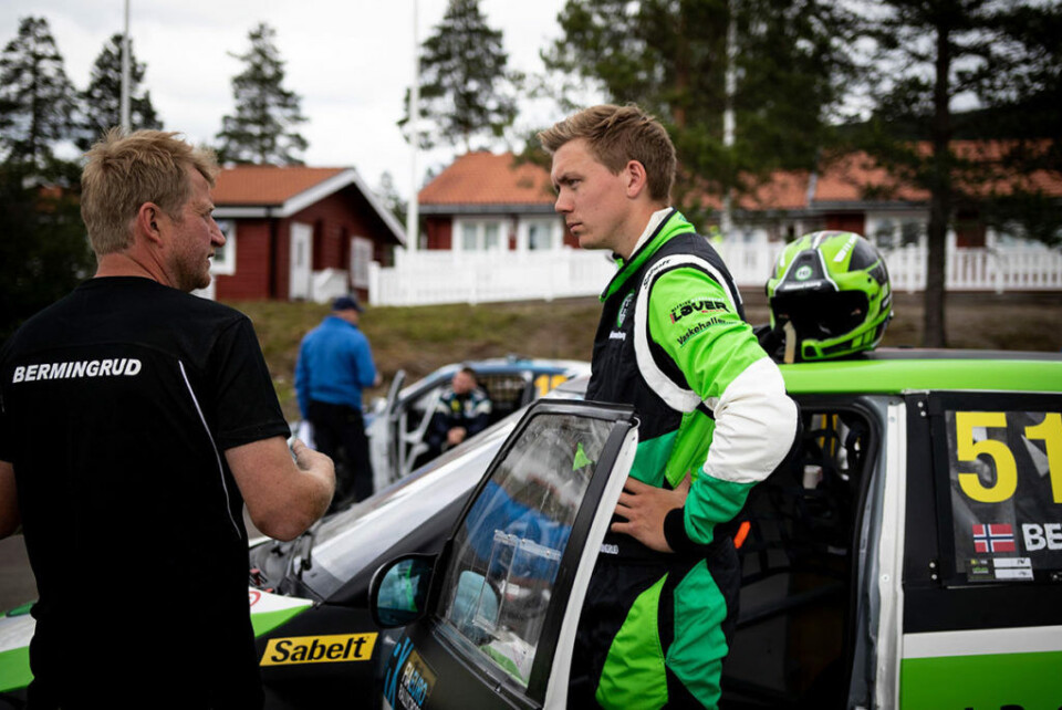Marius Bermingrud, her i samtale med mekaniker Oskar Lund, før det braker løs på den populære Höljes-banen. (Foto: Sunniva Rudi / Parc Fermé)