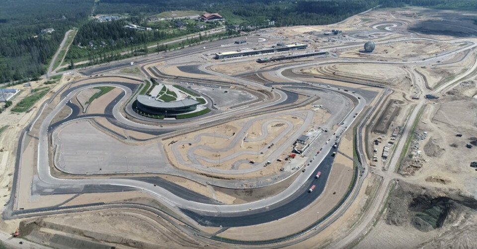 Slik ser baneanlegget i Russland ut fra fugleperspektiv. Rallycross-sløyfa kan spores oppe til høyre med grusvelodromsvingen. (Skjermdump: YouTube)