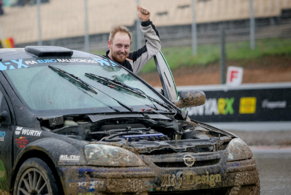 Selv når uhellene er ute er Lars Christian Rosland som oftest en blid kar. Her etter motorproblemer i Barcelona i fjor. (Foto: Simen Næss Hagen / Parc Fermé)