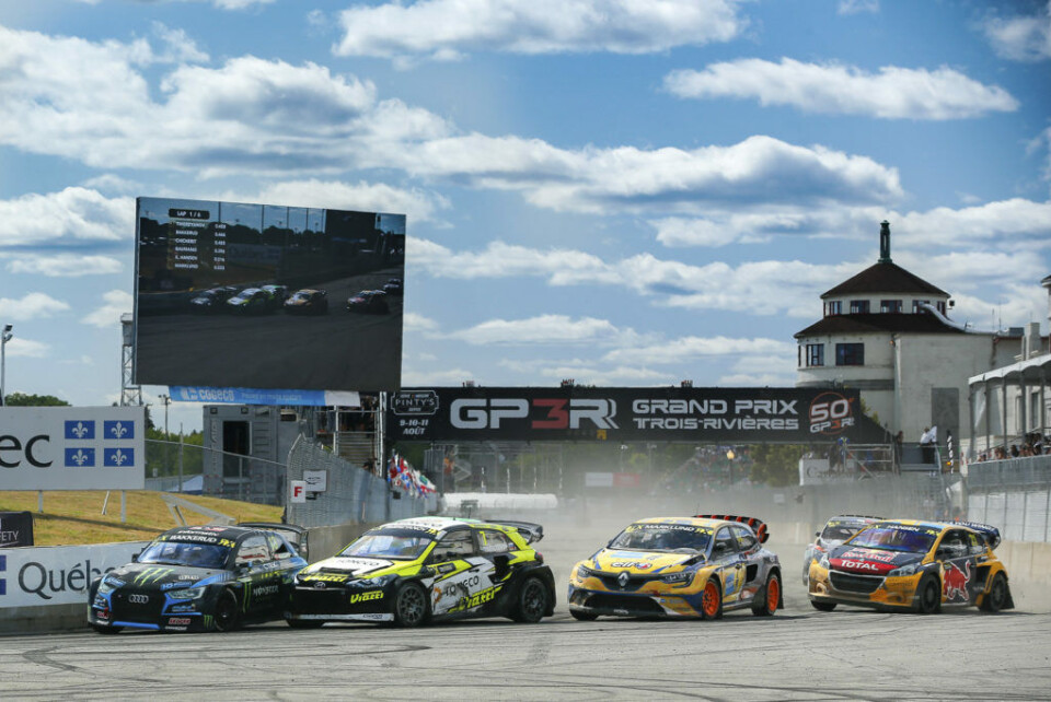 Andreas Bakkerud side om side med konkurrentene inn i første sving. Her kom han først ut, og holdt posisjonen hele veien inn. (Foto: Tom Banks / IMG)
