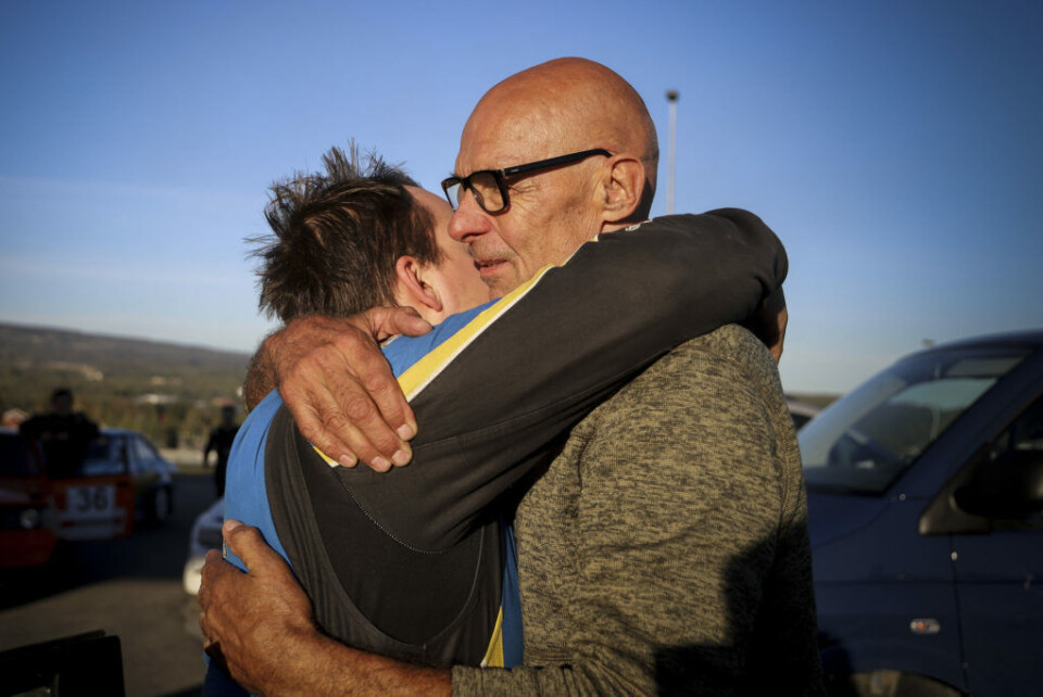 Rallyveteranen Ole Såtvedt har fulgt Martin Nygårds kjøring tett, og var naturlig nok en av de aller første til å gratulere ham med gullet. (Foto: Simen Næss Hagen / Parc Fermé)