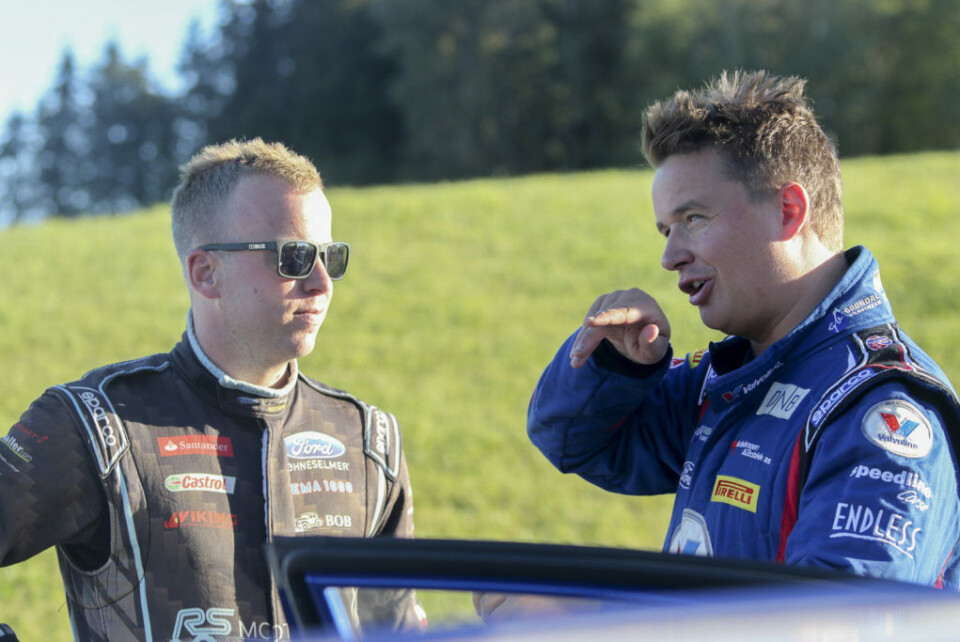 Kartleser Torstein Eriksen, her i samtaler med konkurrerende rallyfører Anders Grøndal. (Foto: Simen Næss Hagen)