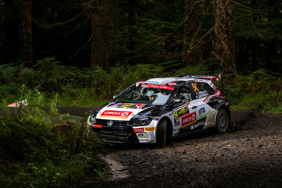 Oliver Solberg under VM-debuten i Rally Wales, med svensk flagg på sideruta. Inntil videre velger han å fortsette å kjøre i blå-gult. (Foto: Timo Anis)