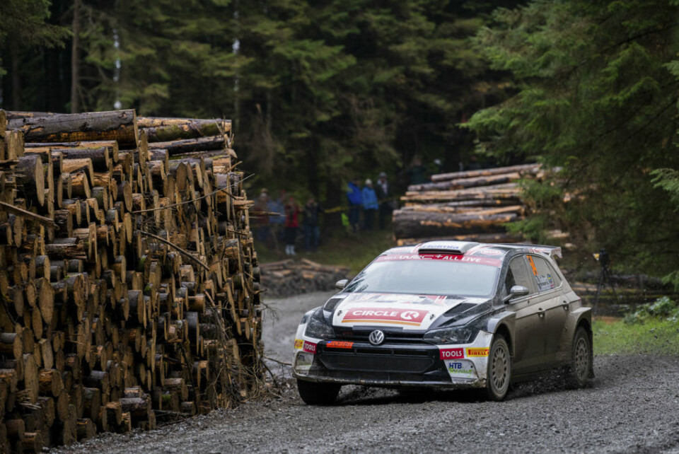 Oliver Solberg fikk kun kjørt fem rene etapper fra torsdag til søndag i Wales. (Foto: Timo Anis)