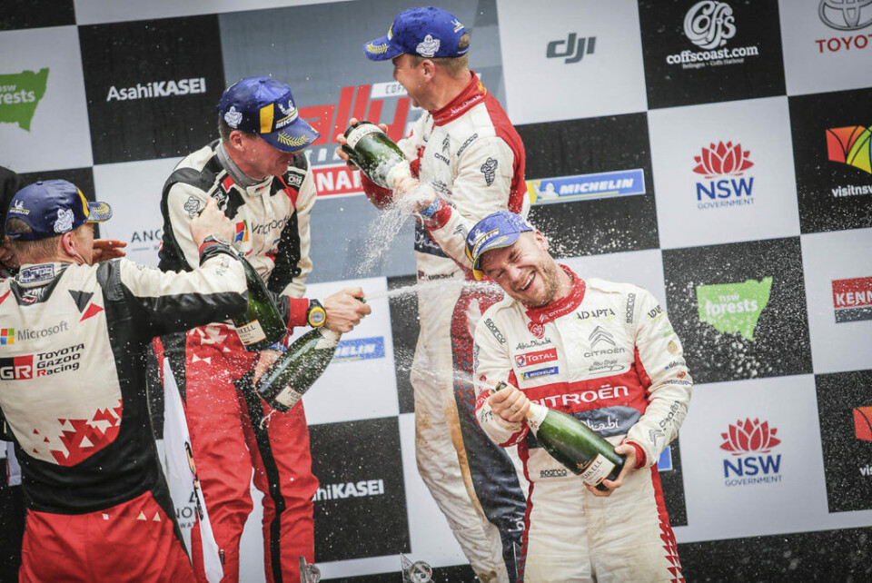 Mads Østberg stod på seierspallen i Australia i fjor. Dersom mesterskapet fortsatt er åpent, kan han få en ny mulighet til å vise seg fram i WRC-bil igjen. (Foto: @World / Citroën Racing)
