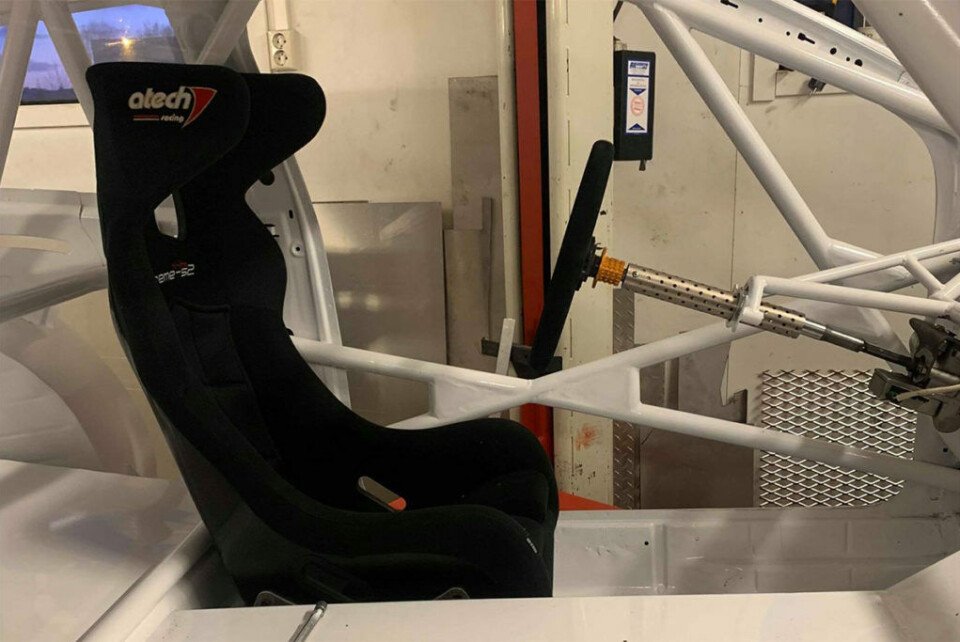 Sete og ratt er justert, skreddersydd for Jonas Dalseth Jacobsen. Nå må resten av innmaten i bilen inn, og målet er å rekke en hel måned med testing til våren før sesongen starter. (Foto: Privat)