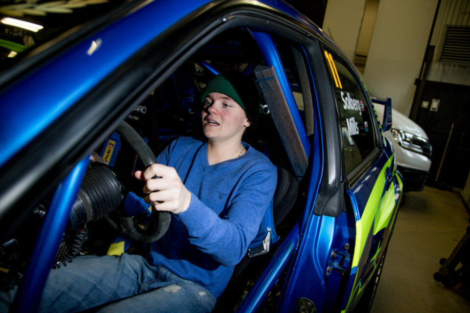 Oliver Solberg, her fra verkstedet i Torsby i forkant av Rally Sweden tidligere i år. Da var han bare tilskuer. Neste år får eksospotta en annen lyd. (Foto: Simen Næss Hagen)