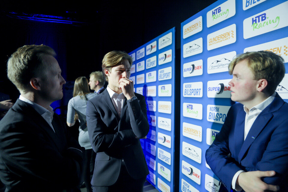 Sportssjef Atle Gulbrandsen, Dennis Hauger og Oliver Solberg i samtaler under bilsportgallaen sist helg. (Foto: Simen Næss Hagen / Parc Fermé)