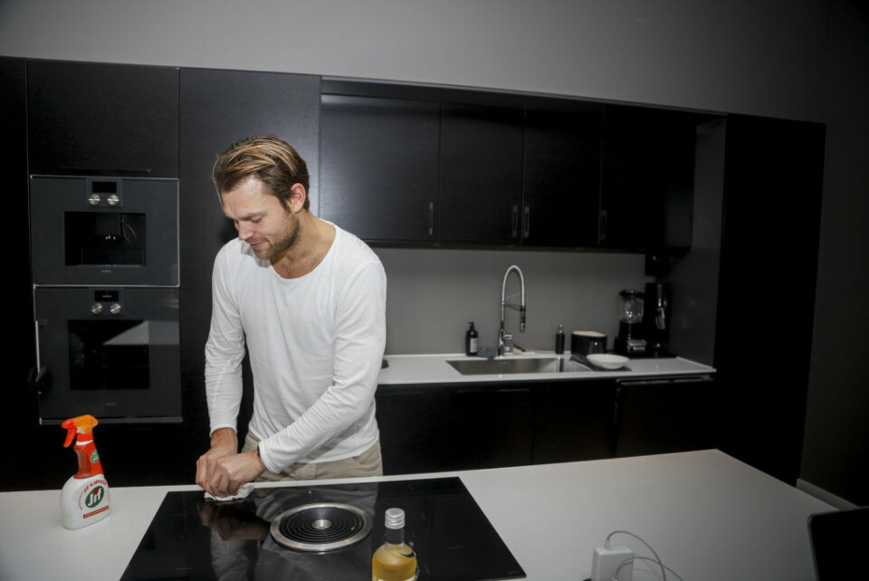 Andreas Mikkelsen, her hjemme på kjøkkenet i Oslo. Men er det noe Mikkelsen normalt ikke liker, så er det nettopp å stå på kjøkkenet. (Foto: Simen Næss Hagen / Parc Fermé)