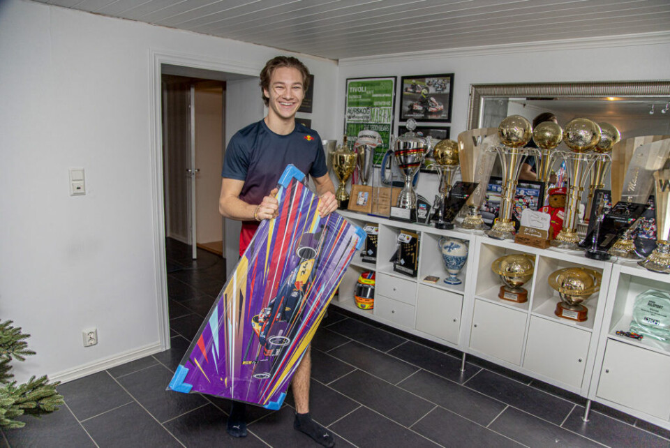 Dennis Hauger viser oss kjelleren hvor mange av de gjeveste pokalene er plassert, sammen med et tegning han fikk etter 2018-sesongen i Storbritannia. (Foto: Simen Næss Hagen / Parc Fermé)